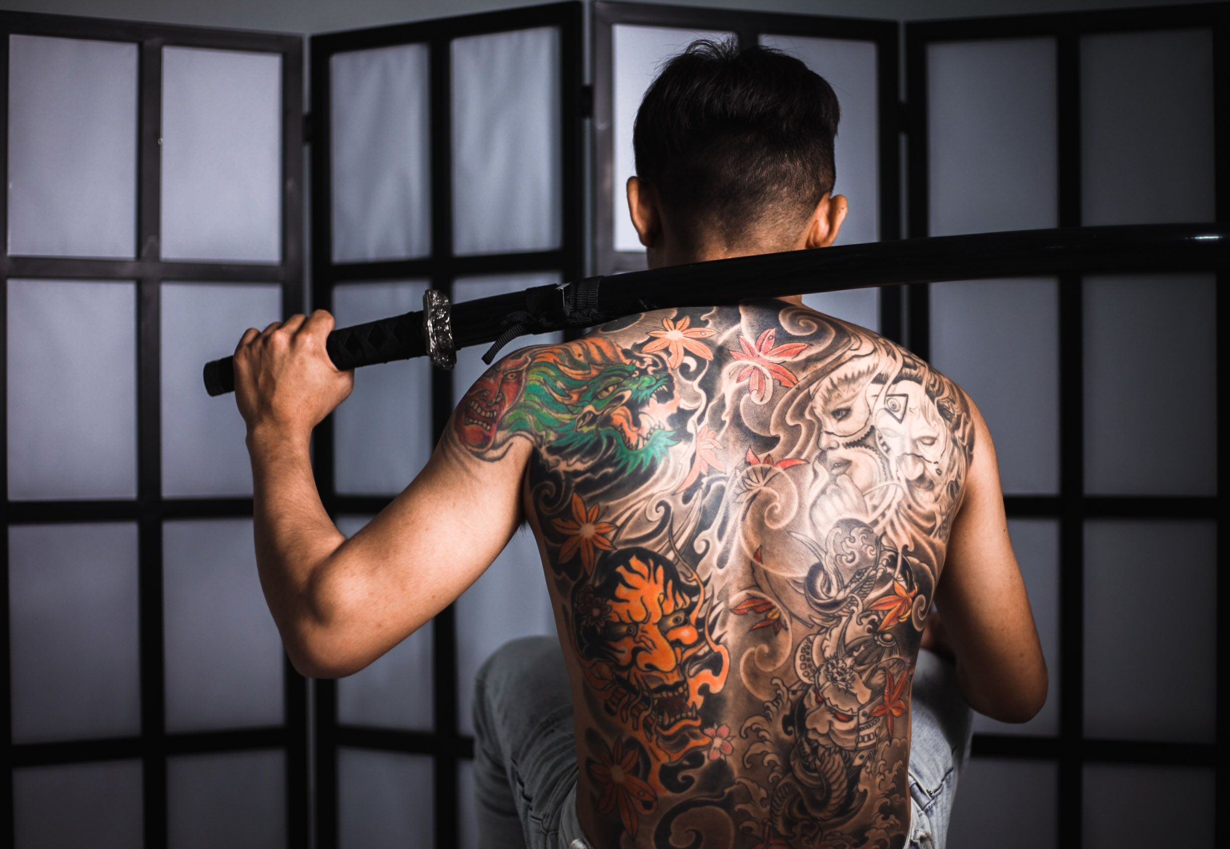 Irezumi completo nas costas com katana, dragão e oni em composição japonesa tradicional